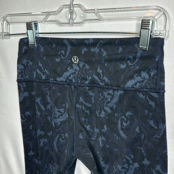 Lululemon Abstract Print/Hidden Stripe Waistband Full Length Leggings. Size 2. - Picture 6 of 9